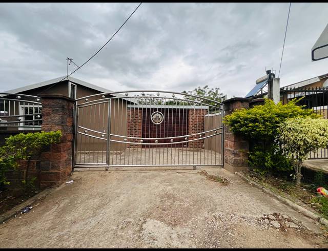 2 BEDROOM FREEHOLD FOR SALE IN NEWLANDS EAST
